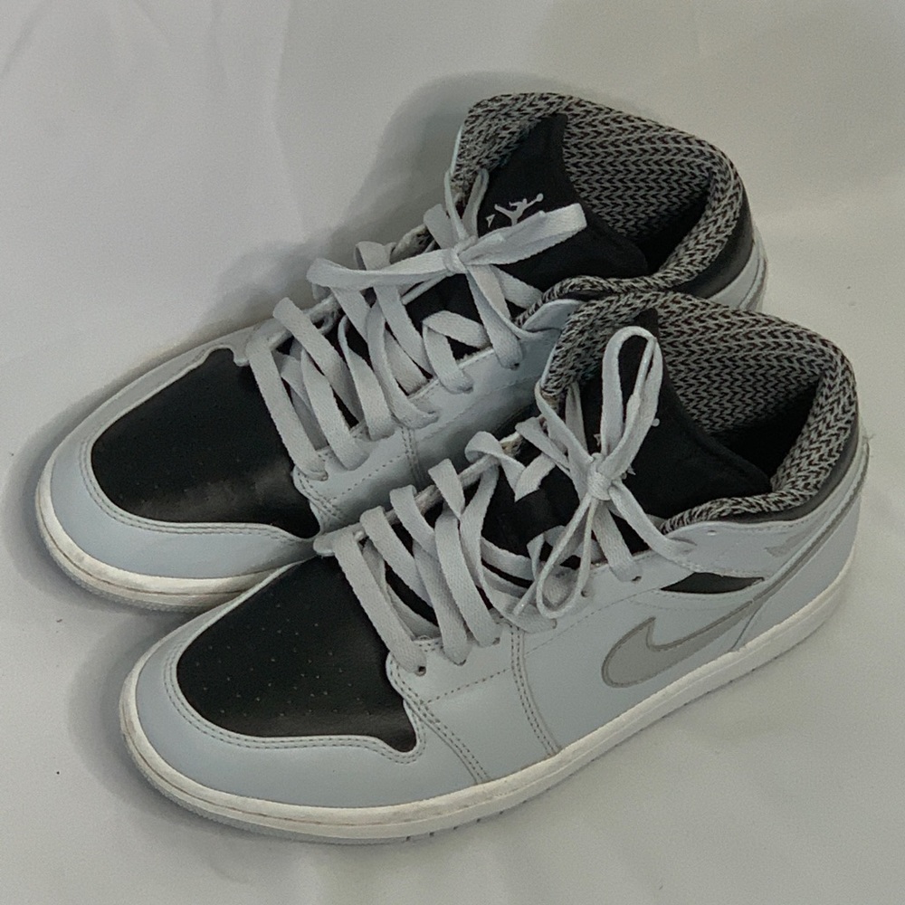 Nike Air Jordan 1 retro mid wolf grey
